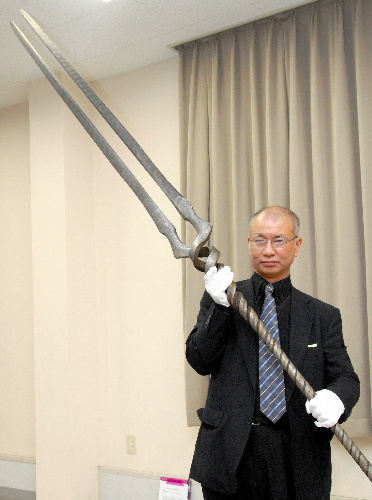 Illustration for article titled Master Japanese craftsmen make real-life versions of Evangelion weapons